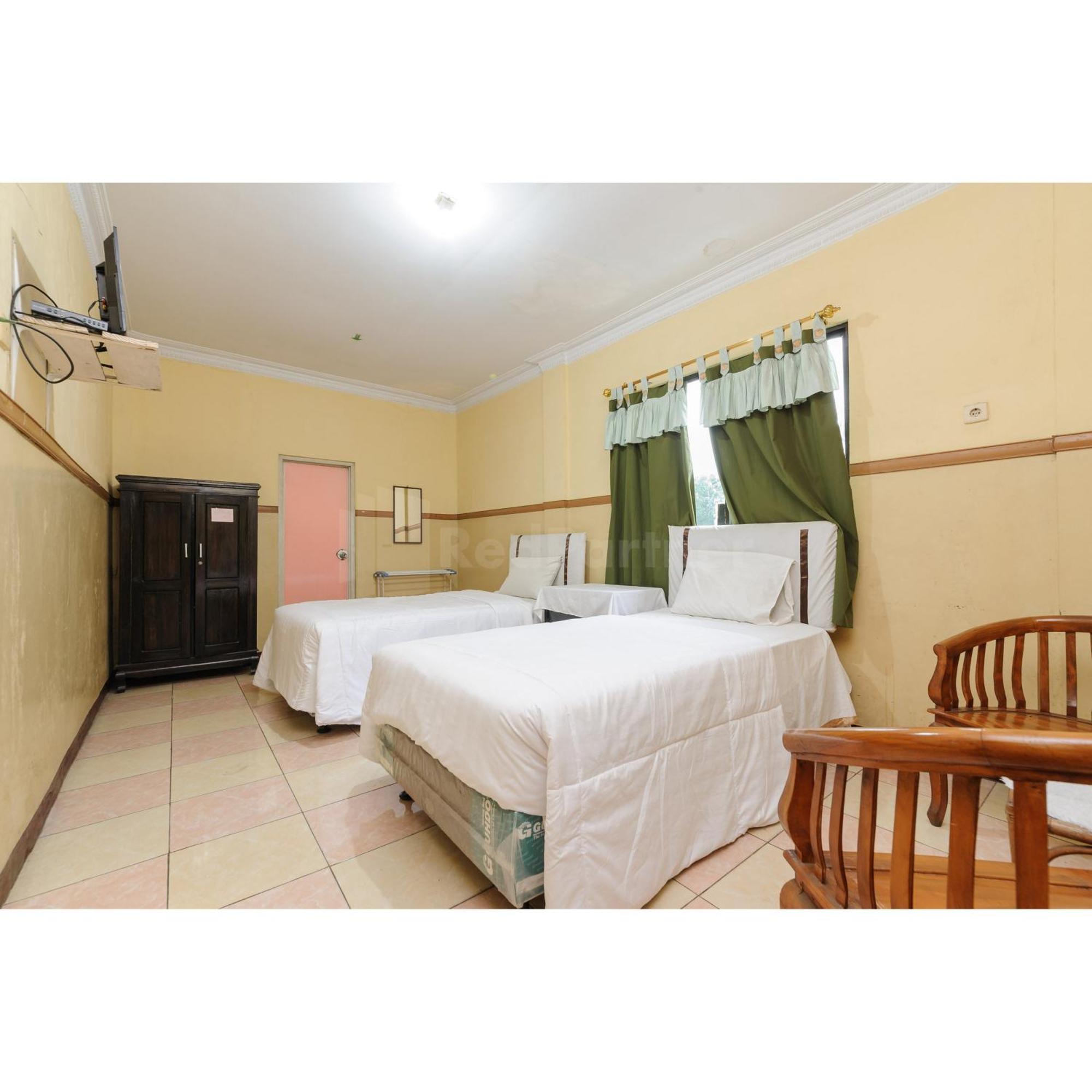 Hotel Al Hakim Syariah Redpartner Bekasi Exterior foto
